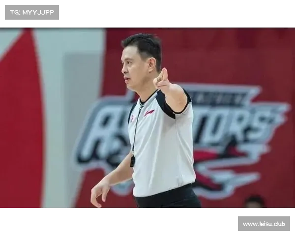 B费罚点前遭遇裁判撞击未道歉 主罚节奏被明显打乱影响比赛表现 B费罚点前遭遇裁判撞击未道歉 主罚节奏被明显打乱影响比赛表现