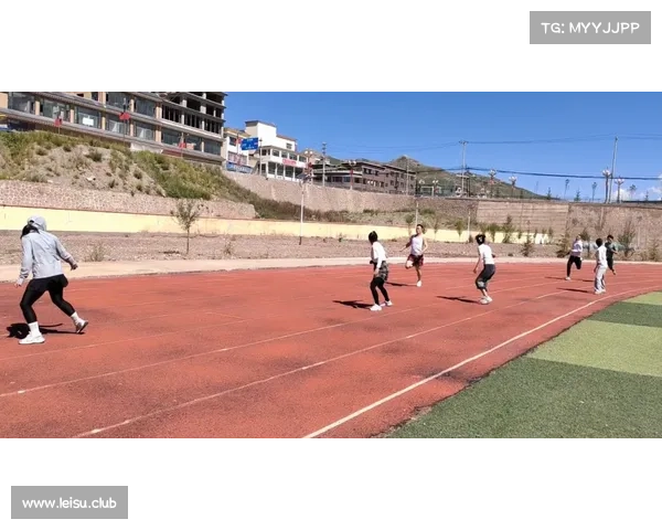 龙门山学校“红鲤小将”风雨中驰骋绿茵,初中女子组折桂 龙门山学校“红鲤小将”风雨中驰骋绿茵,初中女子组折桂