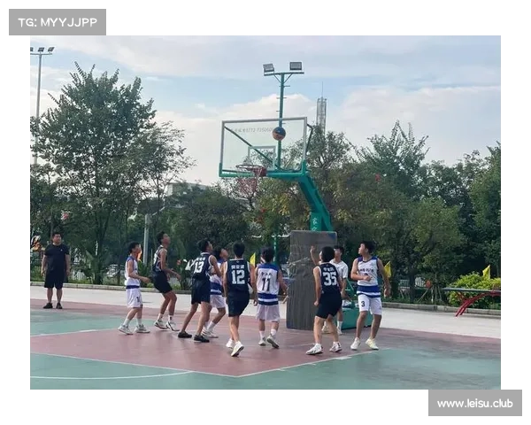 计算机学院新生杯赛场成青春注脚,球员并肩作战展现默契与担当 计算机学院新生杯赛场成青春注脚,球员并肩作战展现默契与担当